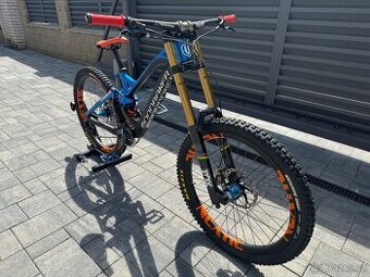 Carbon sjezd bike DH kolo Mondraker SUMMUM karbon Fox40 DHX2