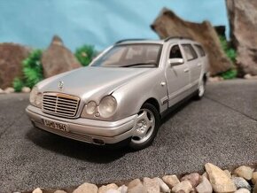 prodám model 1:18 mercedes benz E class E420 - 1