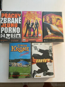 VHS kazety a časopisi