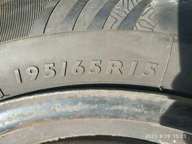 Plechová kola-sada, zimní pneu 195/65/R15 na dojeti - 1