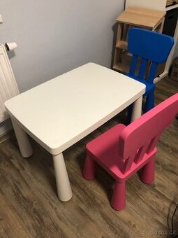 IKEA MAMMUT Dětský stolek + 2 židličky