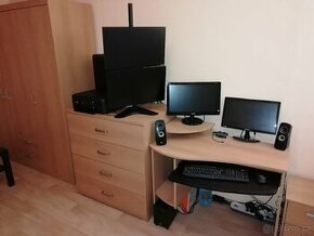 PC sestava se 4 monitory