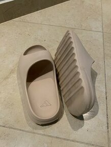 Adidas yeezy slide 37