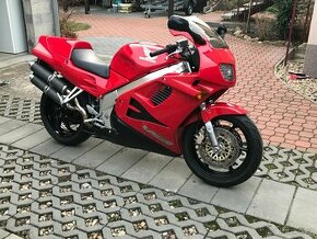 HONDA VFR 750 TOP STAV, málo jetá