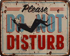 Plechová závěsná cedule - PLEASE DO NOT DISTURB