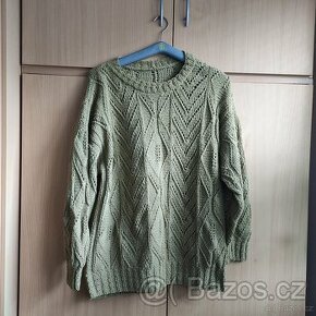 Zelený ručně pletený svetr s dírkami vel. L - XL
