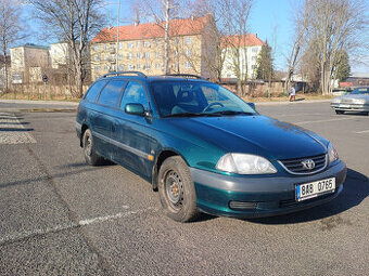 Toyota Avensis 2002 - na náhradní díly