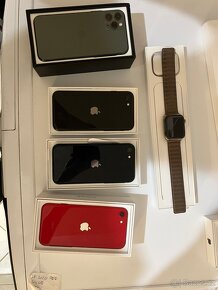 iPhone nebo Apple Watch pod stromeček?