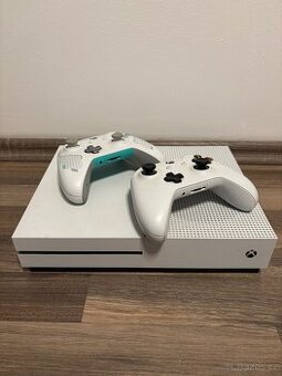 Xbox one S + 2x controller