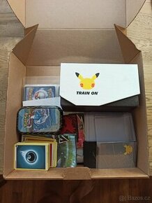 Sada cca 1000 karet Pokémon, album, obaly, krabičky atd.