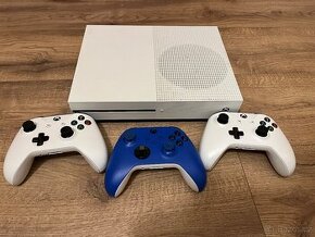 Xbox One 1TB s mechanikou+3 ovladače a bezdrátové sluchátka