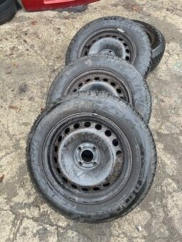 Prodám zimní pneu 195/65 R15 na ráfkách Renault