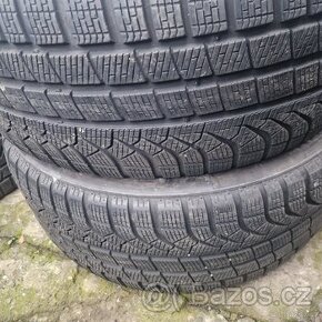 2 ZIMNÍ PNEU PIRELLI 255/40/21,cena je za 2 kusy.Pouze VOLAT