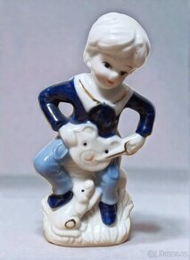 ručně malovaná porcelánová figurka chlapce se psem - 1