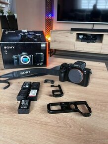 Sony A7 II + 5x baterie + small rig TOP stav