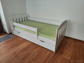 Dětská postel (160x80 cm) + matrace + chránič + prostěradlo - 1