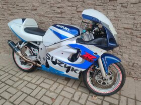 Suzuki GSX-R 600 i kapoty - 1