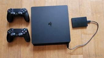 Playstation 4 slim 1 TB + Herní disk 1 TB + 2 ovladače