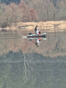 Gumový člun s motorem motorem 5hp