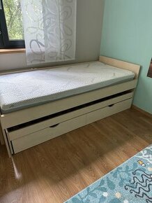Téměř nová rozkládací postel včetně matrace