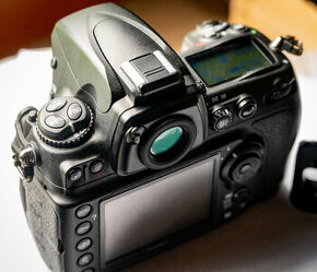 Nikon D700 - pěkný stav + příslušenství