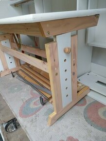 Psací stůl Ikea dřevěný . Vyškově nastavítelný