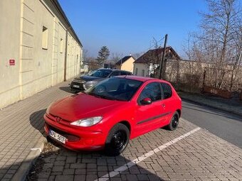 Peugeot 206 1.4i benzin  Rok  2002. Zimní pneu….