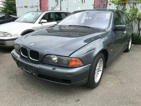 BMW 528i E39 1999 142kW 286S2 - dily, JEZDI