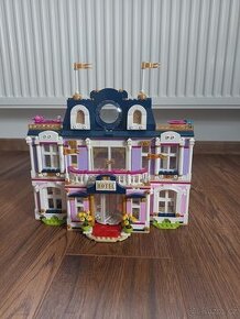 LEGO Friends 41684 Hotel v městečku Heartlake