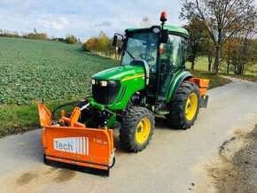 Komunální traktor JOHN DEERE 4720.