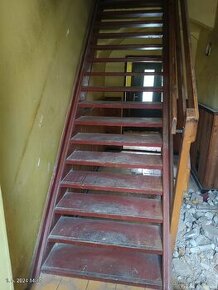 Dřevěné bytelné schody ze starého domu - 1