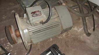 Elektromotor 400v 3kw 1420ot. Přírubový 5 ks