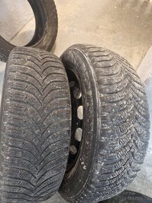 Zimní pneu 175/65 r14 s diskem.