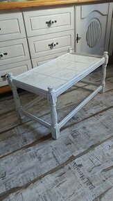 Malý dřevěný odkládací stolek s dlažbou Provence styl