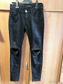 Černé kalhoty - trhané džíny s cvočky