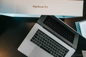 MacBook Pro 15" Retina CZ 2018, Vesmírně šedý, NOVÁ BATERIE