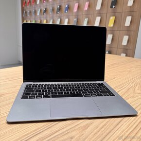 Krásný Macbook Air 2019, 24 měsíců záruka