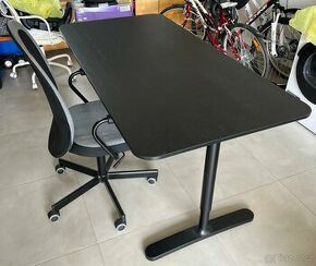 Stůl s nastavitelnou výškou a kancelářská židle IKEA