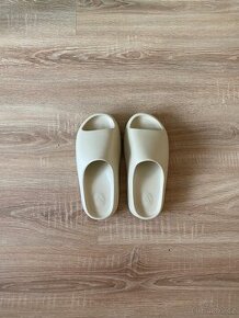 Yeezy Slides Bone 43