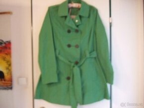 Kabátek zelený.