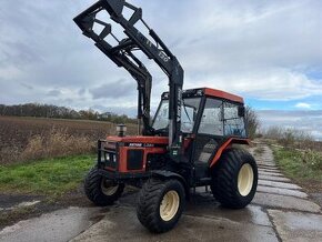 Zetor 4320 s čelním nakladačem s SPZ