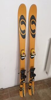 dětské freestyle lyže 129cm Salomon, vč.vázání