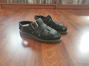 Dr. Martens v černé barvě, velikost EU 43 (UK 9, US 10)