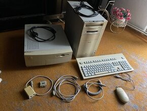 2x Apple Macintosh včetně příslušenství