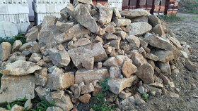 Kamen na skalku,zidku,opernou zed - piskovec