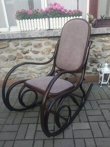 Houpací křeslo Thonet.