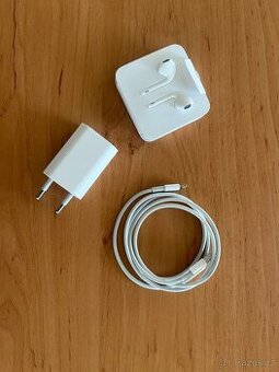 Apple adaptér a kabel Lightning + sluchátka