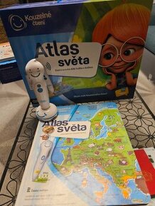 Chytrého pera Albi s knihou atlas světa