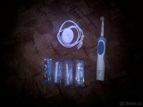 Elektrický zubnï kartàček Oral-B 2D