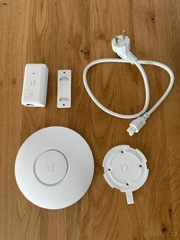 Ubiquiti UAP AC Lite a U-POE-af injektor